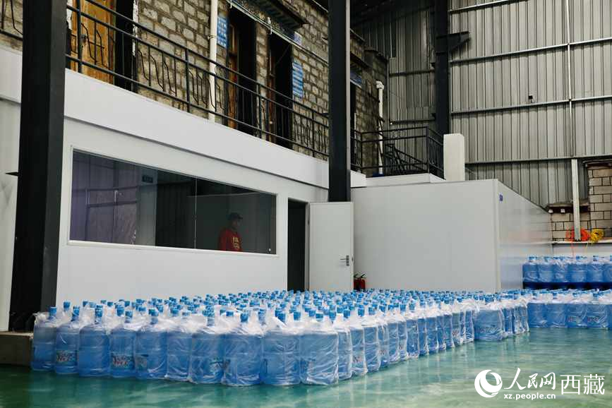 “色達(dá)牙泉”礦泉水（桶裝水）生產(chǎn)加工基地。人民網(wǎng)記者 次仁羅布攝