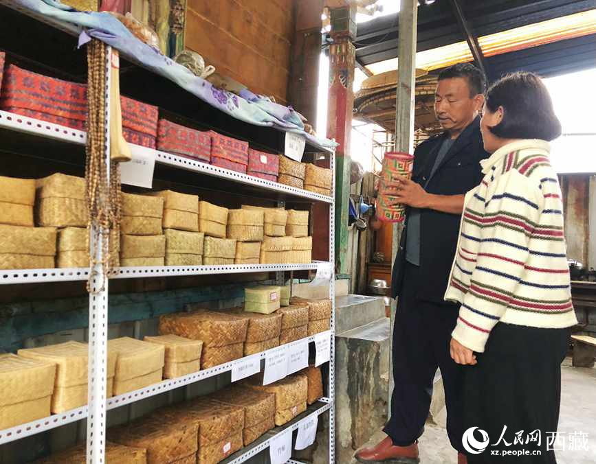 愛明（左一）給游客介紹藤竹產(chǎn)品。