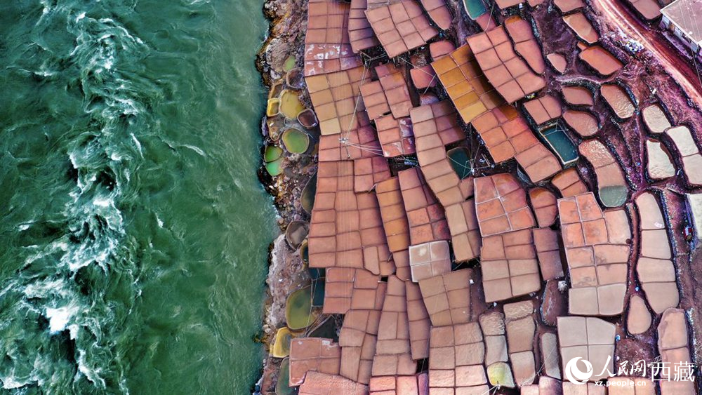 拍攝位于瀾滄江畔的鹽井古鹽田。人民網(wǎng)記者 次仁羅布攝