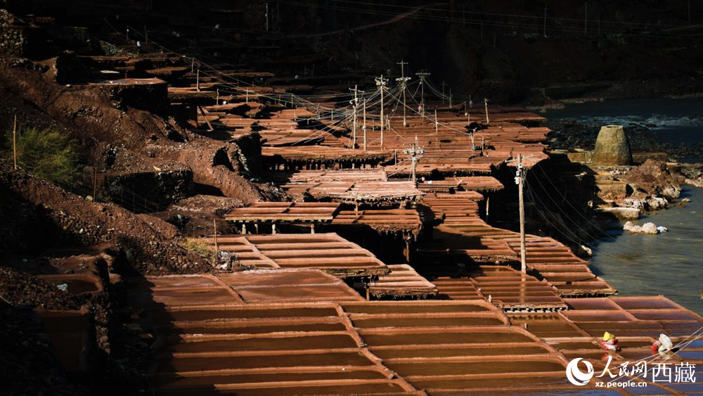 大大小小數(shù)千塊鹽田，形成一道絕美的風(fēng)景線。人民網(wǎng)記者 次仁羅布攝