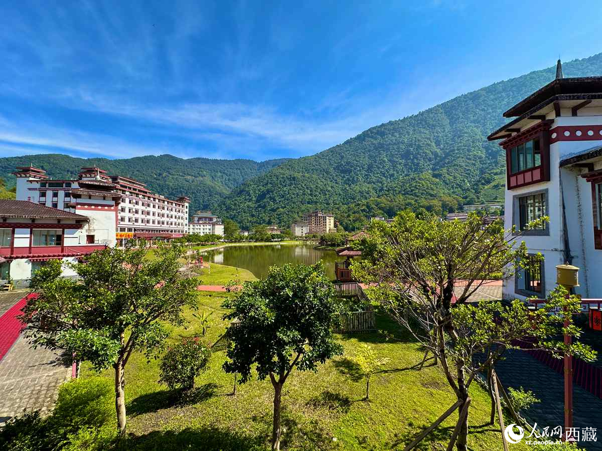 四季如春的墨脫縣。人民網(wǎng)記者 次仁羅布攝