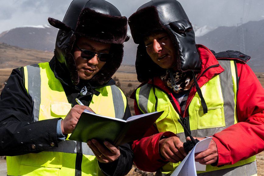 2023年11月30日，西藏自治區(qū)那曲市索縣榮布至丁青縣巴達35千伏線路工程施工現(xiàn)場人員正在開展現(xiàn)場作業(yè)。趙清鵬攝