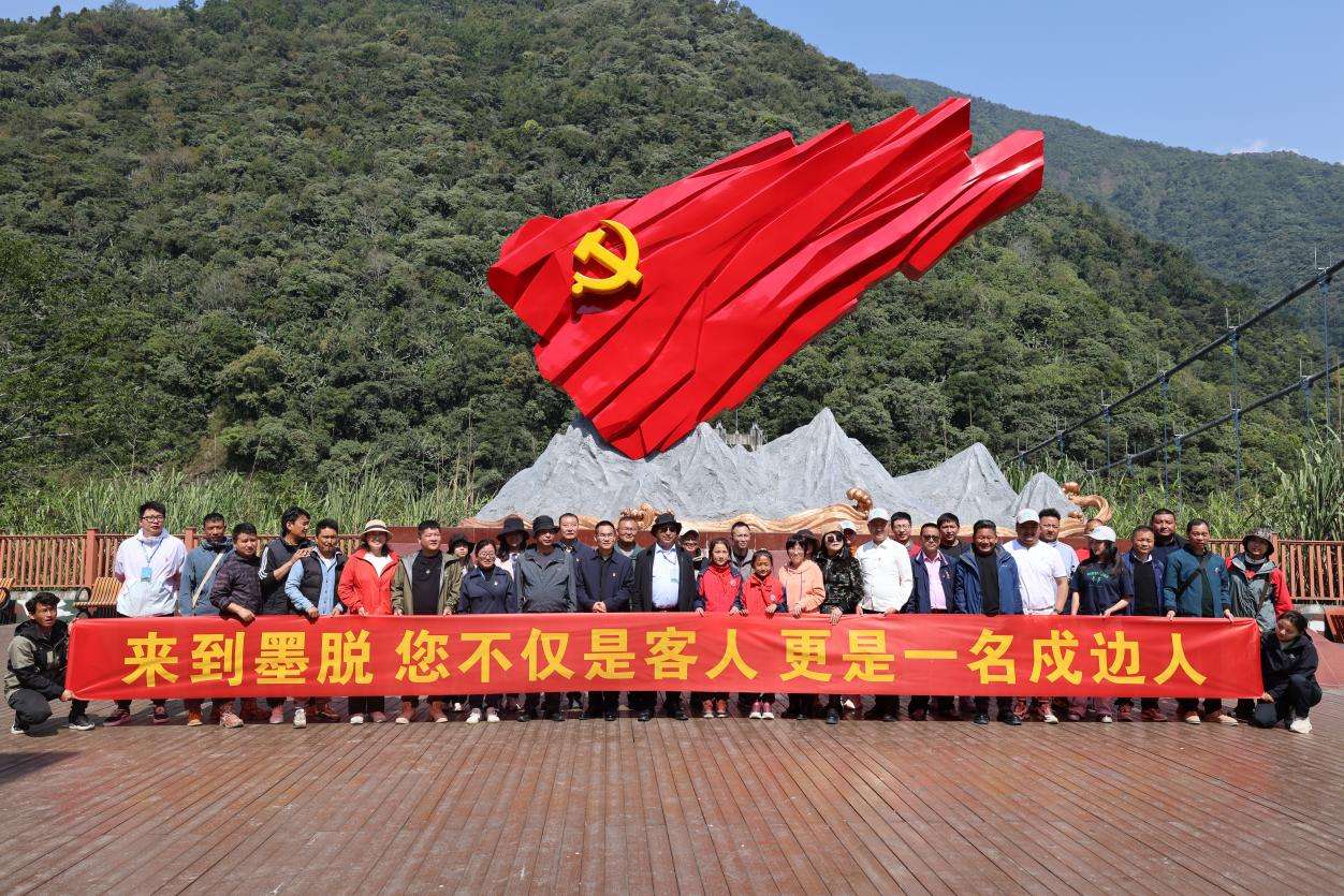 圖為:縣外游客在墨脫縣愛(ài)國(guó)強(qiáng)邊教育基地觀摩學(xué)習(xí)