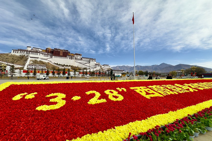 布達(dá)拉宮廣場(chǎng)。