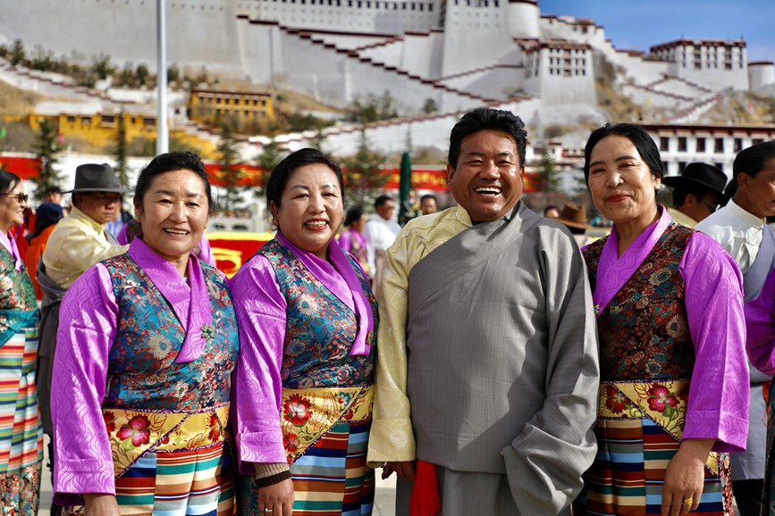 干部群眾身著盛裝在布達(dá)拉宮廣場(chǎng)留影。