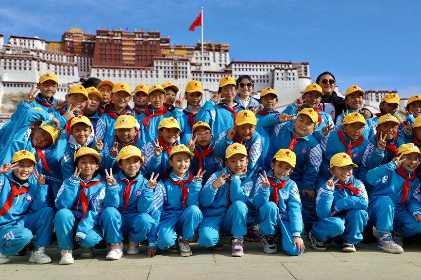 學(xué)生在國(guó)旗下留影。