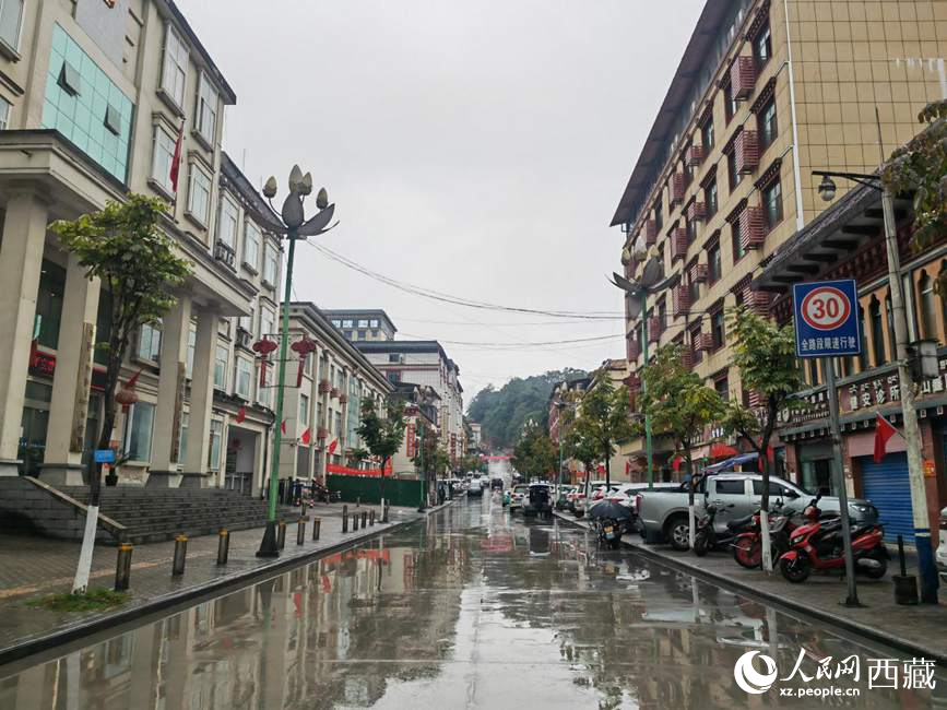 如今的墨脫縣城一應(yīng)俱全。人民網(wǎng) 李海霞攝