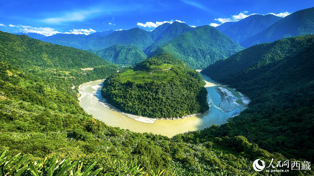 風(fēng)景秀麗、植被繁茂的西藏林芝市墨脫縣果果塘大拐彎。人民網(wǎng)記者 次仁羅布攝