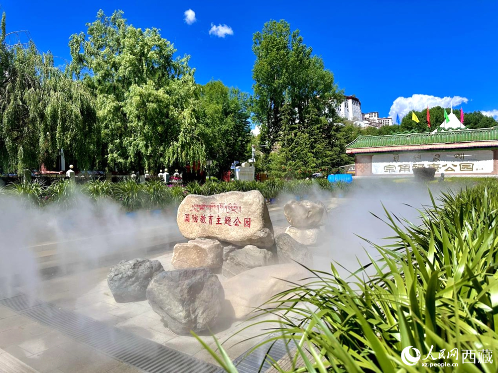 布達拉宮腳下的宗角祿康公園。