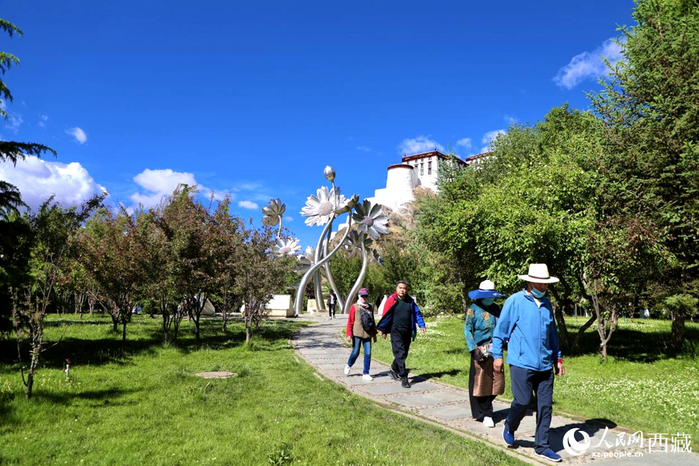 市民在公園內(nèi)散步。