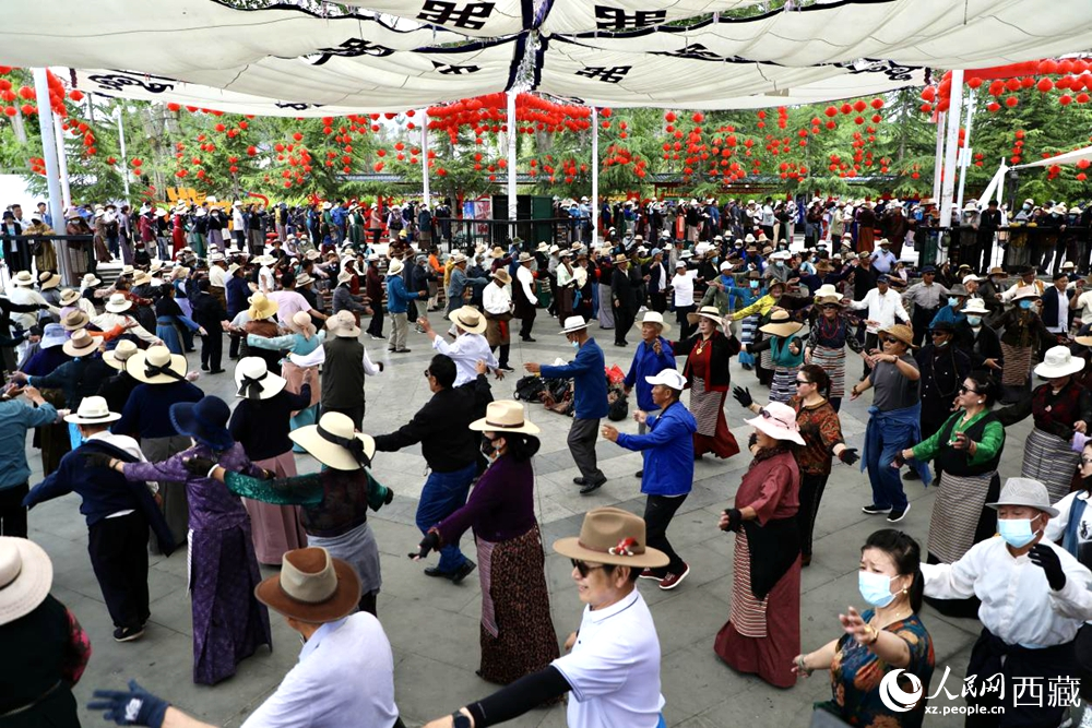 市民在公園內(nèi)跳鍋莊舞。