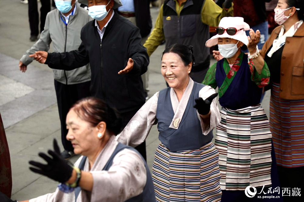 市民在公園內(nèi)跳鍋莊舞。
