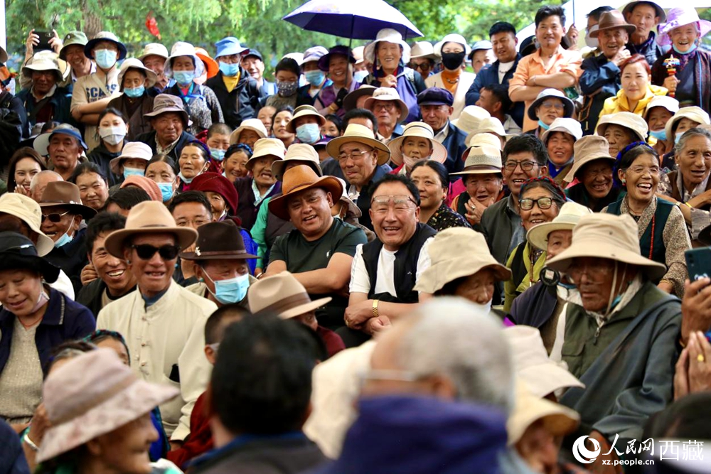 當(dāng)?shù)厝罕姾陀慰陀^看藏戲演出。