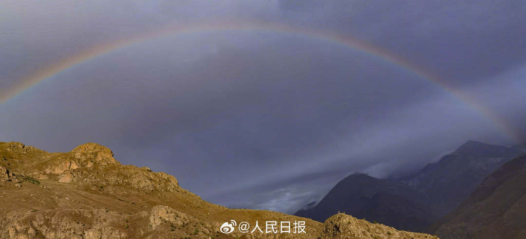 接好運(yùn)！青藏高原現(xiàn)巨大彩虹橋