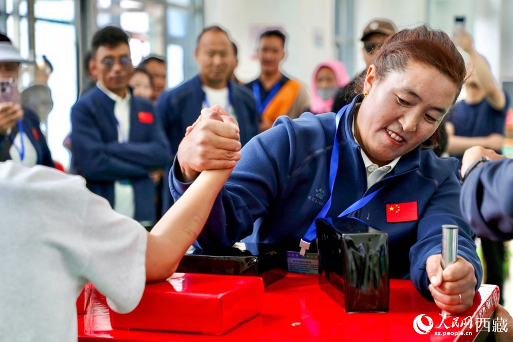 拉薩首屆農(nóng)牧民運(yùn)動(dòng)會(huì)上的掰手腕比賽現(xiàn)場(chǎng)。