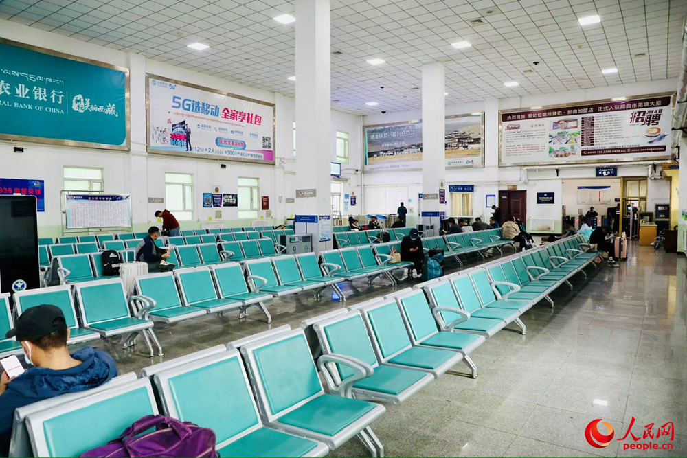 火車站內(nèi)景。人民網(wǎng)記者 次仁羅布攝