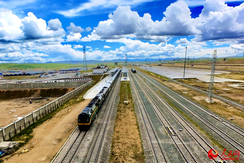 Z166次列車駛向那曲站。人民網(wǎng)記者 趙晨攝