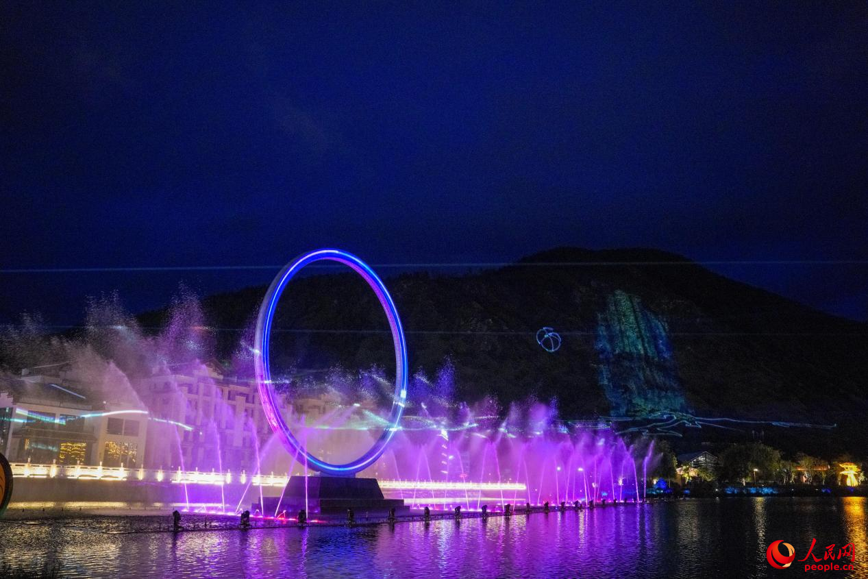 西藏林芝市民族團(tuán)結(jié)廣場音樂噴泉。人民網(wǎng)記者 趙晨攝