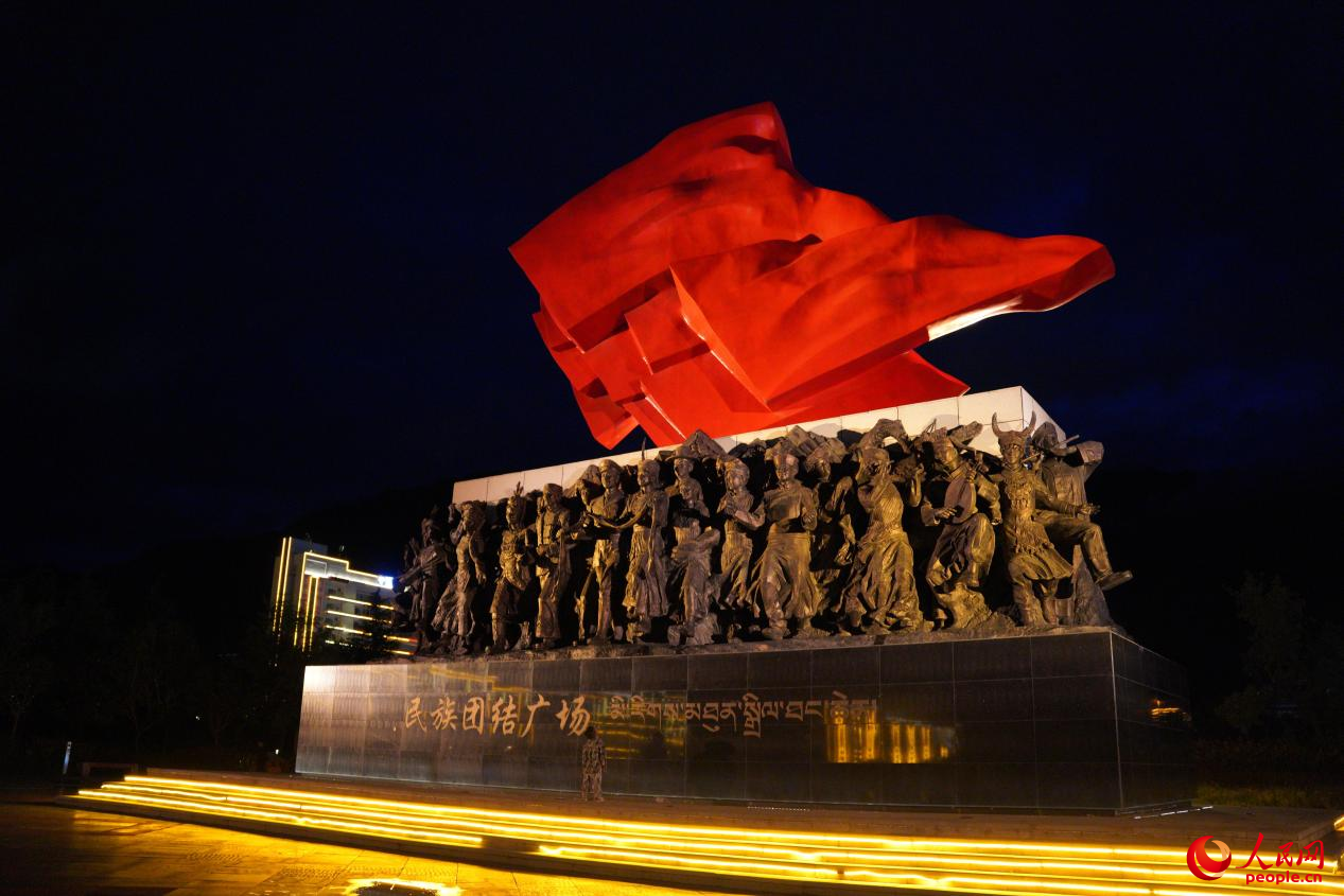 西藏林芝市民族團(tuán)結(jié)廣場上的標(biāo)志性雕塑。人民網(wǎng)記者 趙晨攝