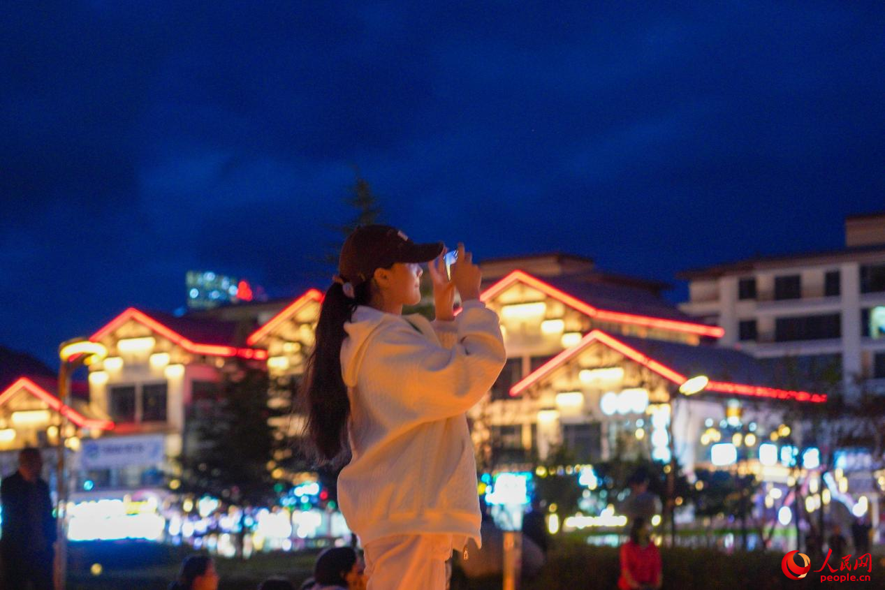 居民在西藏林芝市民族團(tuán)結(jié)廣場上拍照。人民網(wǎng)記者 趙晨攝