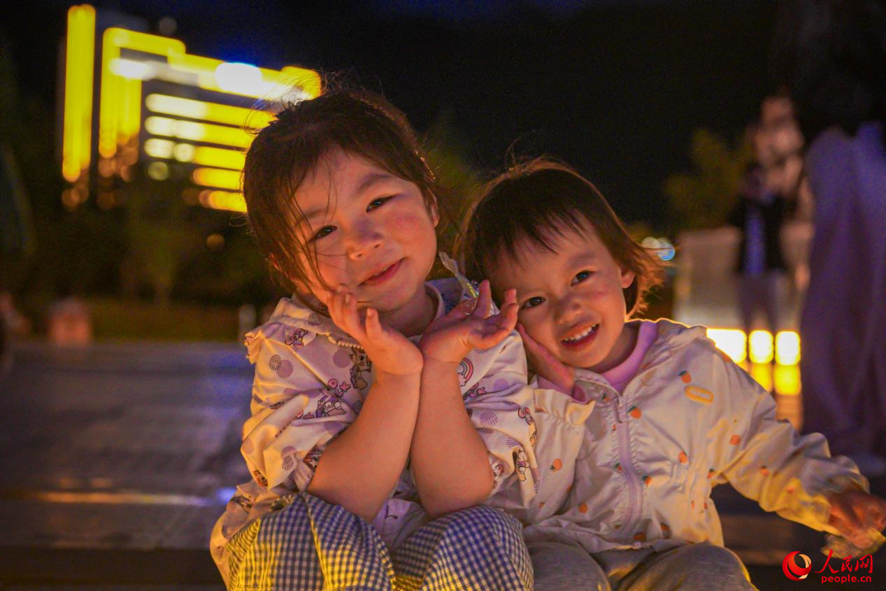 西藏林芝市民族團(tuán)結(jié)廣場上的兒童。人民網(wǎng)記者 趙晨攝