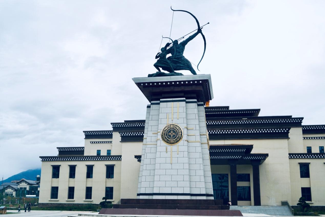 工布公園里的城市地標(biāo)雕塑——畢秀之子。人民網(wǎng)記者 益西康珠攝