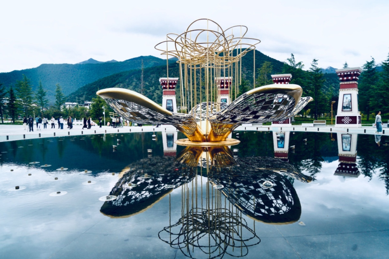 工布公園里的桃花主題雕塑——萬(wàn)樹桃花。人民網(wǎng)記者 益西康珠攝