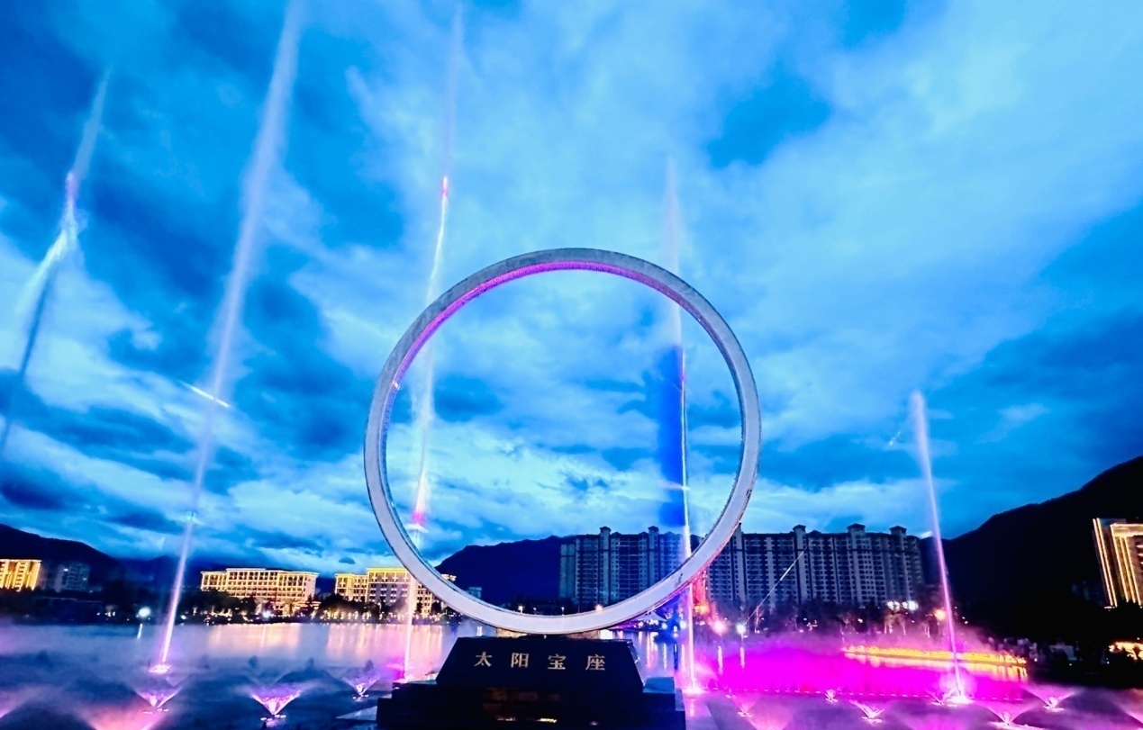 工布公園里的音樂(lè)水秀噴泉。人民網(wǎng)記者 益西康珠攝