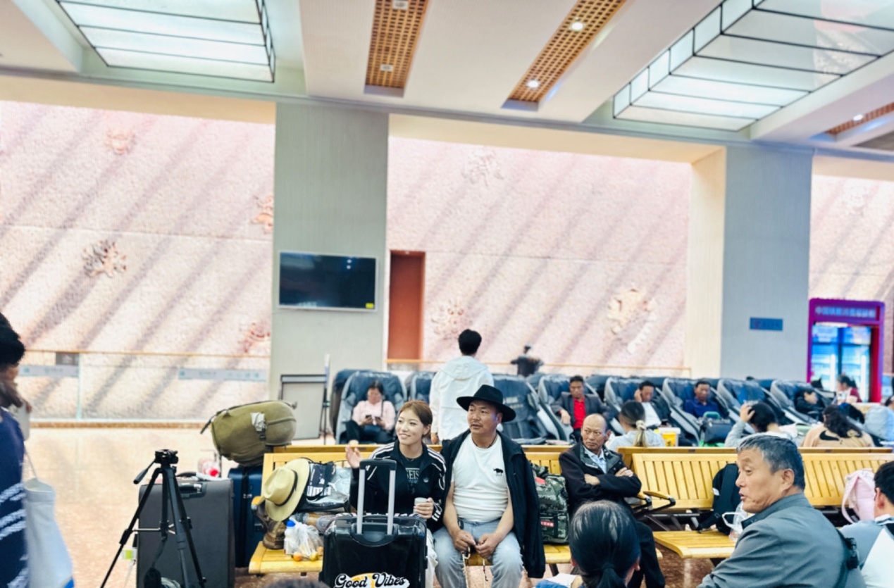 在拉薩火車站候車廳等候列車的乘客。人民網(wǎng)記者 益西康珠攝