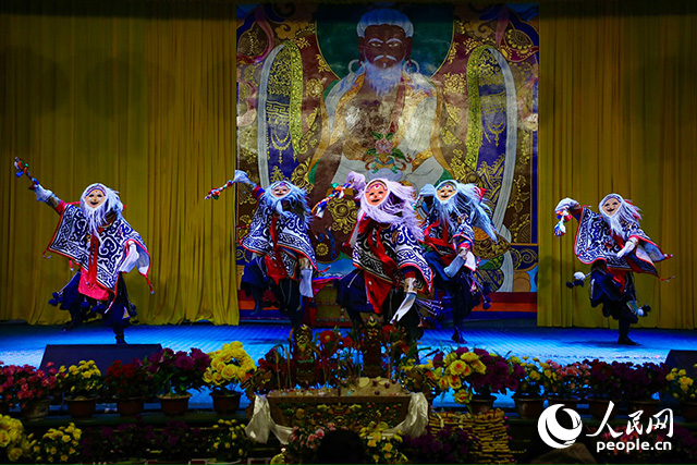 扎西曲登社區(qū)藏戲表演。人民網(wǎng)記者 次仁羅布攝