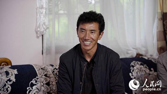 嘎拉村村民達(dá)瓦堅(jiān)參聊起孩子們滿臉自豪。人民網(wǎng)記者 趙晨攝