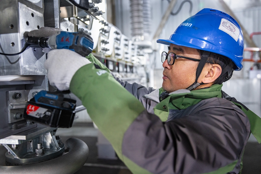 阿里地區(qū)首套電網(wǎng)側(cè)帶超容構(gòu)網(wǎng)型SVG工程現(xiàn)場工作人員正在進(jìn)行投運(yùn)前螺栓緊固工作。趙清鵬攝