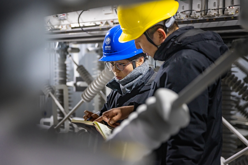 阿里地區(qū)首套電網(wǎng)側(cè)帶超容構(gòu)網(wǎng)型SVG工程現(xiàn)場工作人員正在進(jìn)行投運(yùn)前設(shè)備位置檢查。趙清鵬攝