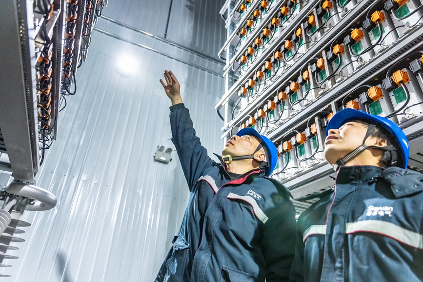 阿里地區(qū)首套電網(wǎng)側(cè)帶超容構(gòu)網(wǎng)型SVG工程現(xiàn)場工作人員正在進(jìn)行投運(yùn)前設(shè)備狀態(tài)檢查。趙清鵬攝