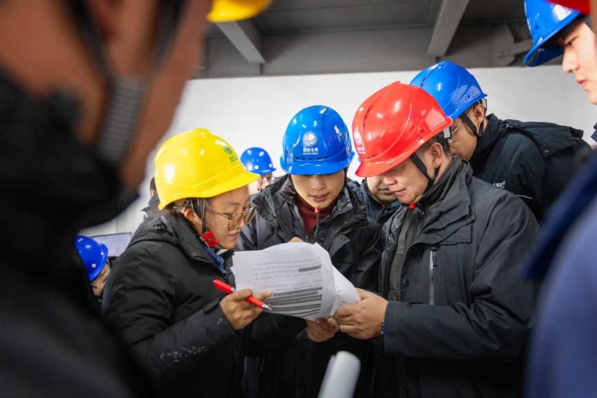 阿里地區(qū)首套電網(wǎng)側(cè)帶超容構(gòu)網(wǎng)型SVG工程現(xiàn)場運(yùn)維人員正在進(jìn)行投運(yùn)操作。趙清鵬攝