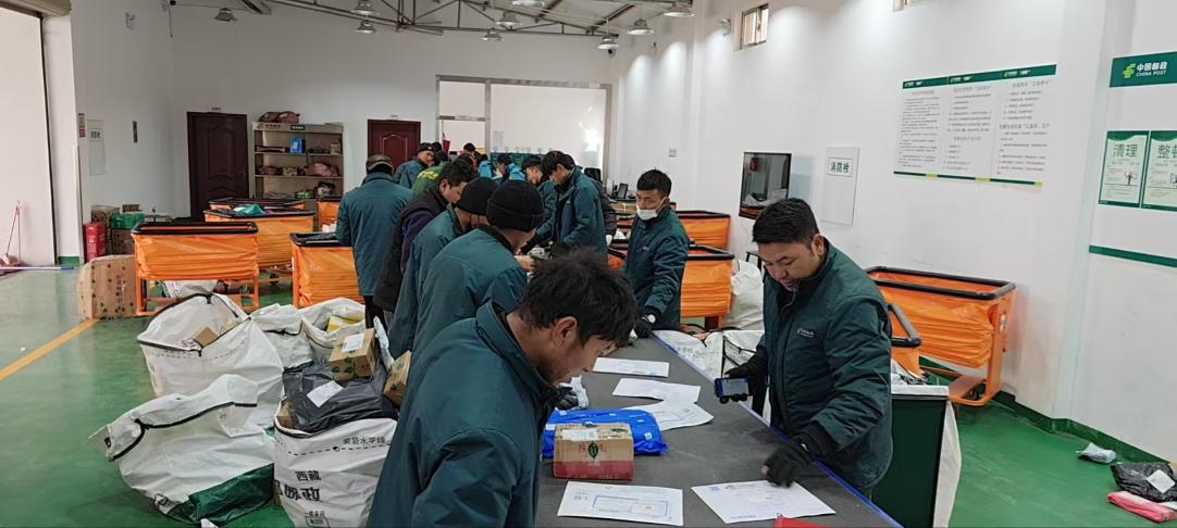 西藏拉薩城東營業(yè)部分揀員正在傳送帶分揀。旦增攝