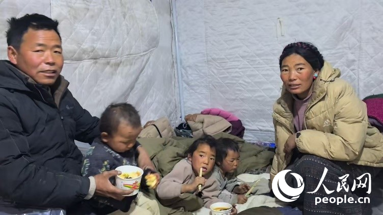 森嘎村村民扎西一家五口。人民網(wǎng)記者 吳雨仁攝