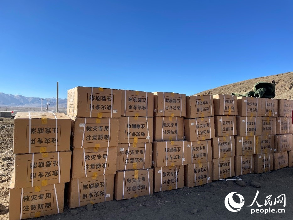 救災物資抵達長所鄉(xiāng)古榮村。人民網(wǎng)記者 郝潔攝