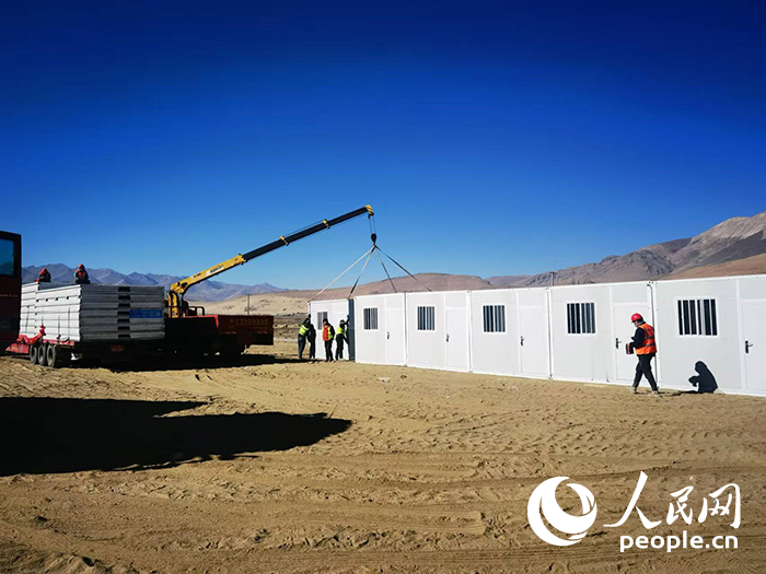 1月9日，在日喀則市定日縣長(zhǎng)所鄉(xiāng)森嘎村安置點(diǎn)，工作人員抓緊搭建移動(dòng)板房，確保受災(zāi)群眾溫暖過(guò)冬。人民網(wǎng)記者 吳雨仁攝