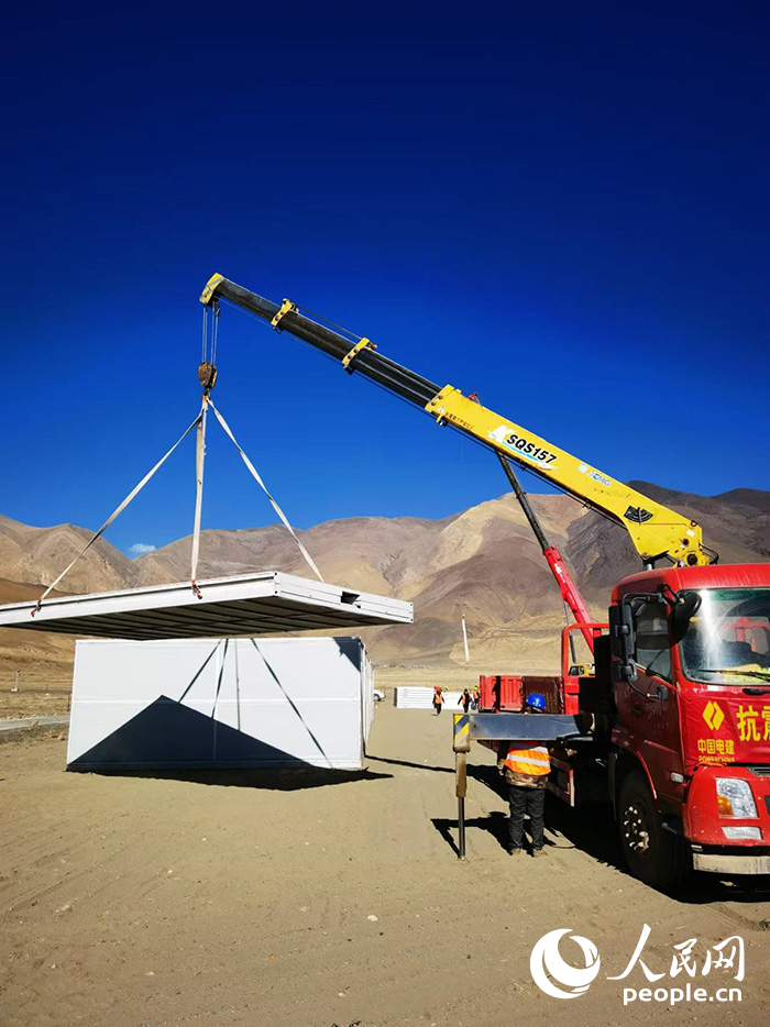 1月9日，日喀則市定日縣長(zhǎng)所鄉(xiāng)森嘎村安置點(diǎn)正在吊裝板房。人民網(wǎng)記者 吳雨仁攝