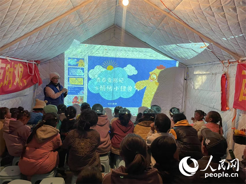 社工次旦拉姆以“青春變形記之情緒小怪獸”為主題給塘仁村孩子們講課。人民網(wǎng)記者 郝潔攝