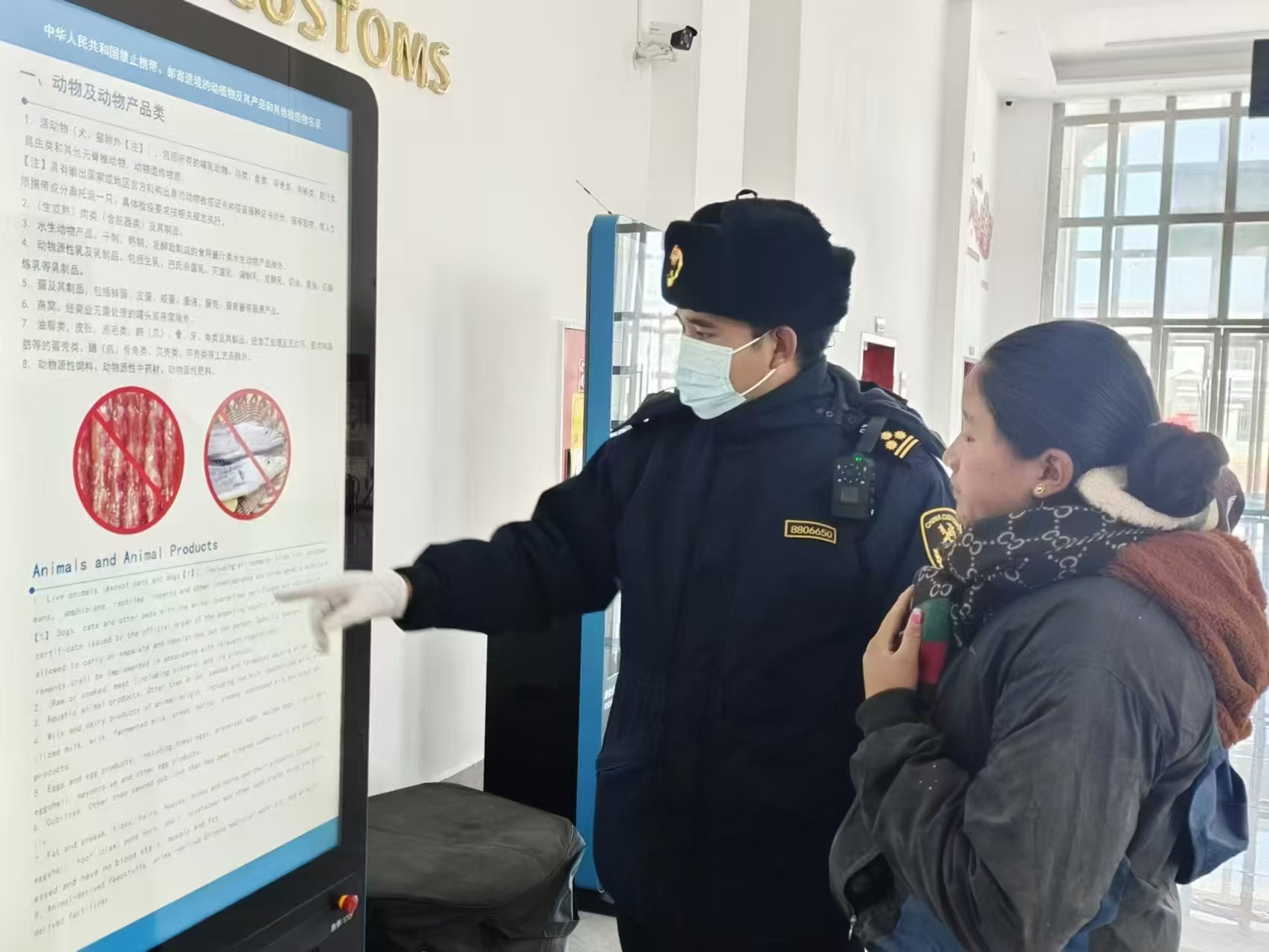 海關(guān)關(guān)員對入境邊民進(jìn)行禁止攜帶、郵寄進(jìn)境動(dòng)植物及其產(chǎn)品解讀。次旺久美攝