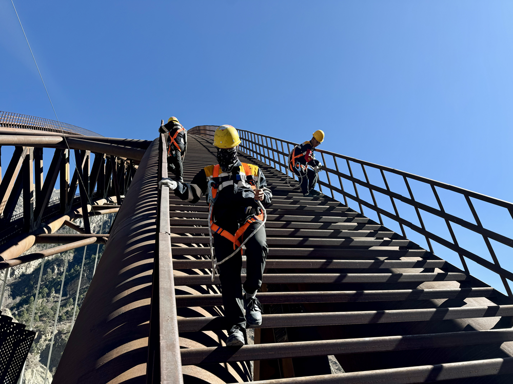 橋拱檢修。馬生明攝