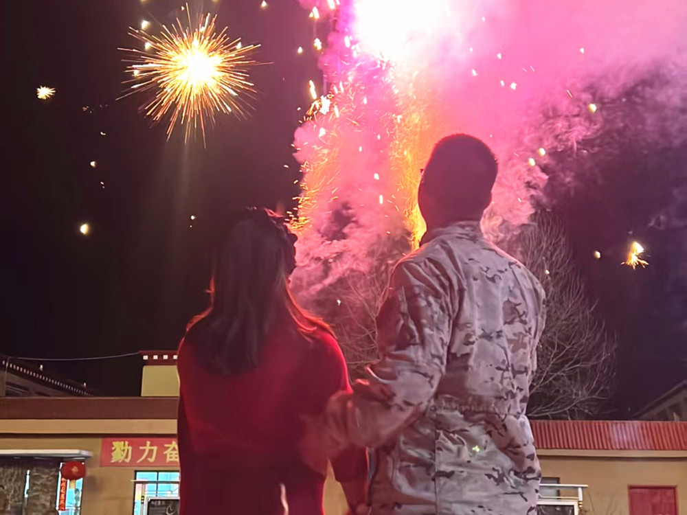 來隊(duì)家屬的溫馨瞬間。霍尹航攝