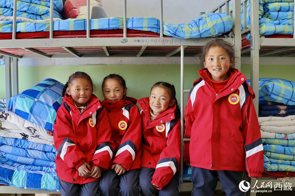 學生在定日縣第二小學分流安置點宿舍。人民日報記者 鮮敢攝