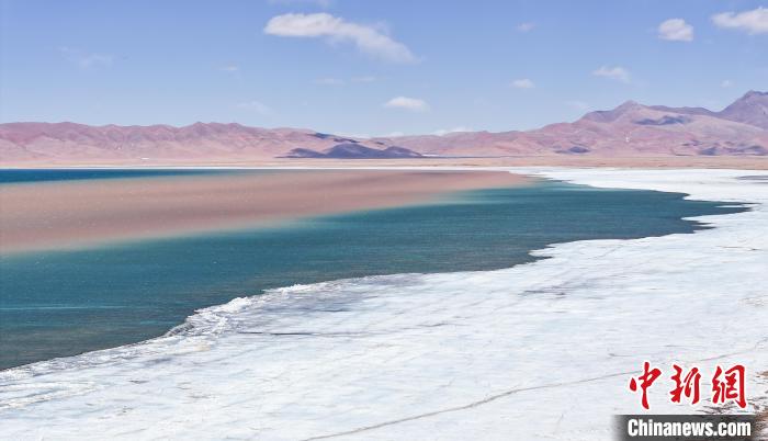 西藏安多錯那湖現(xiàn)“鴛鴦火鍋”景觀