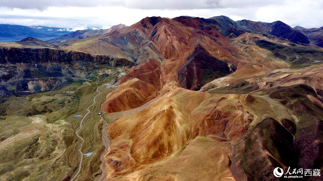 西藏阿里地區(qū)札達縣境內(nèi)的山丘，因大地礦石的緣故而變得色彩豐富，當(dāng)?shù)厝朔Q之為“五彩山”。