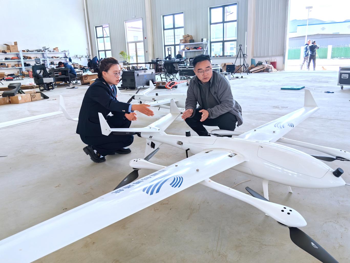 創(chuàng)博通航工作人員向稅務(wù)干部介紹無(wú)人機(jī)情況。曲麗攝