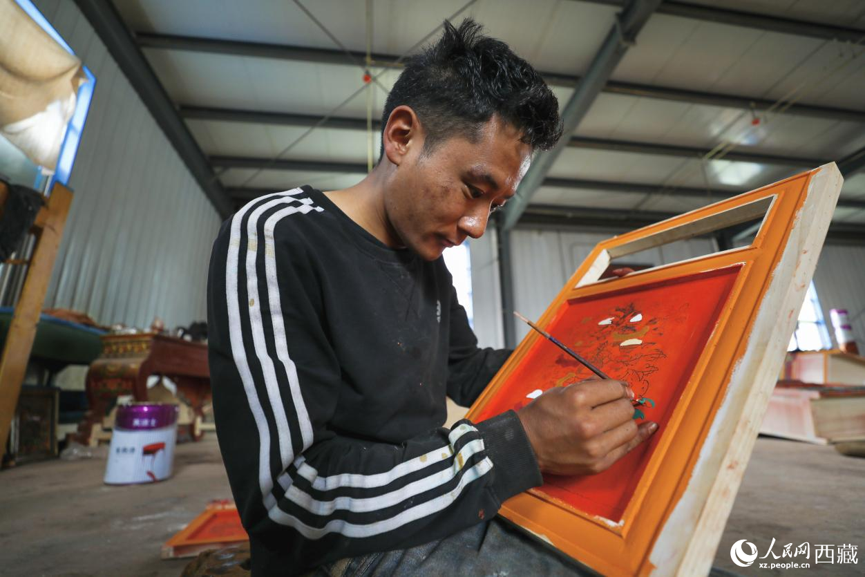 學(xué)員在木料上進(jìn)行圖繪工作