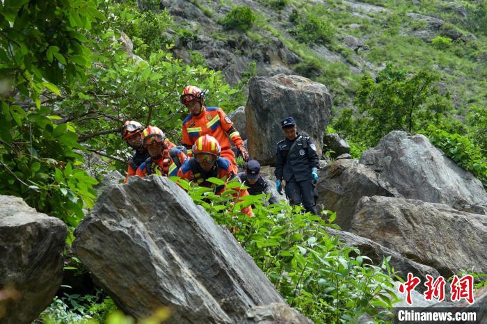 西藏吉隆山洪現(xiàn)場救援力量開展人員搜救與隱患排查